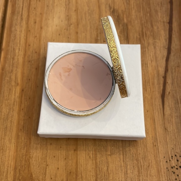 Vintage 60s Avon Cameo Compact Mirror With Pressed Powder Refillable 2.5” - Picture 6 of 9